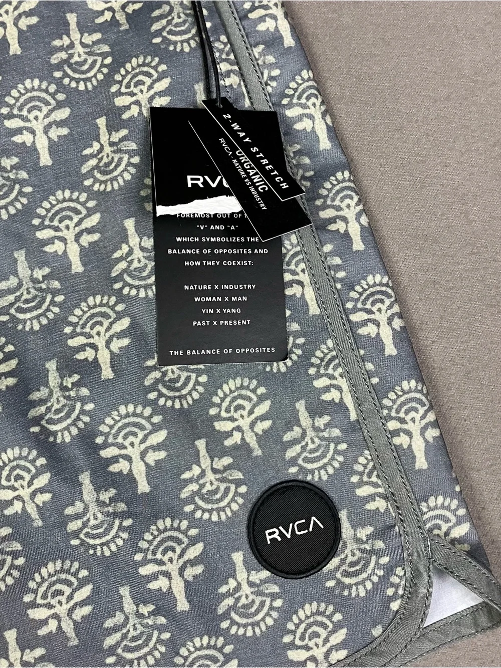 RVCA Freeport Trunks Men’s Size Green Grey Floral 16 Board Shorts NWT!